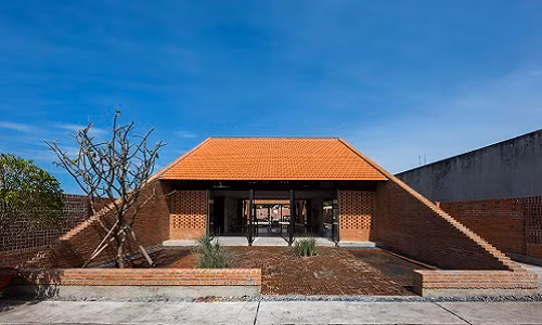 Lấy cảm hứng từ mô hình nhà truyền thống của Việt Nam, ngôi nhà được chia thành 3 không gian riêng biệt nhưng sử dụng kiến trúc hiện đại.