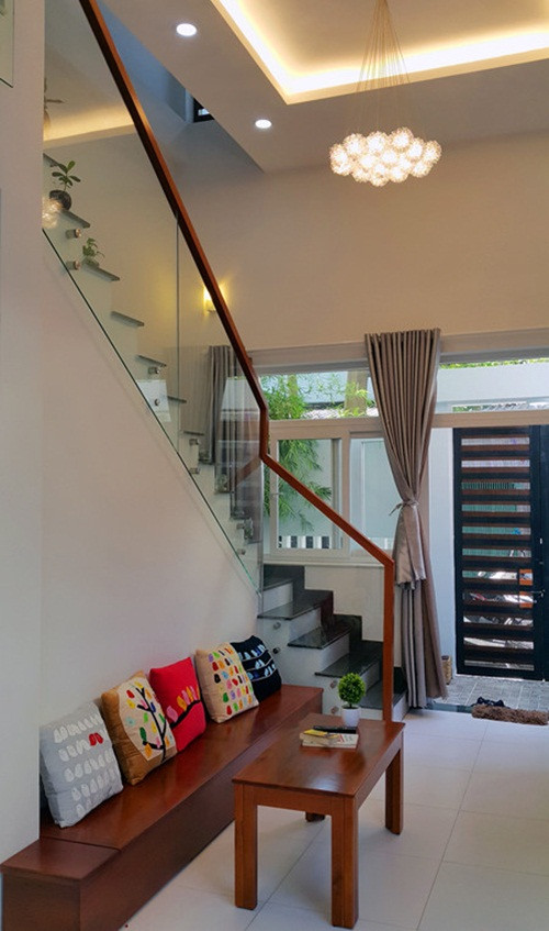 Bàn ghế gỗ mộc mạc giúp không gian sống trong ngôi nhà 3 tầng trở nên thân thiện hơn.