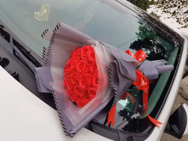 Hoa tươi luôn là món quà không bao giờ lỗi mốt mỗi dịp 8/3. Có nhiều loại hoa song hoa hồng vẫn được các chàng trai chọn nhiều nhất để làm quà tặng 8/3. Ảnh: Facebook.