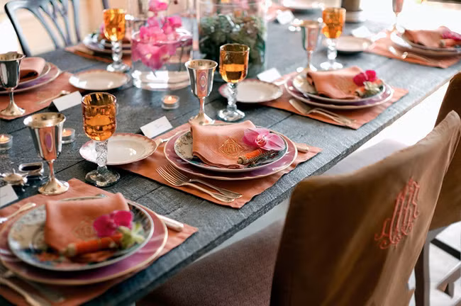 Với bữa tiệc Valentine trong ánh nến lãng mạn, nên trang trí bàn ăn với khăn ăn màu đỏ.