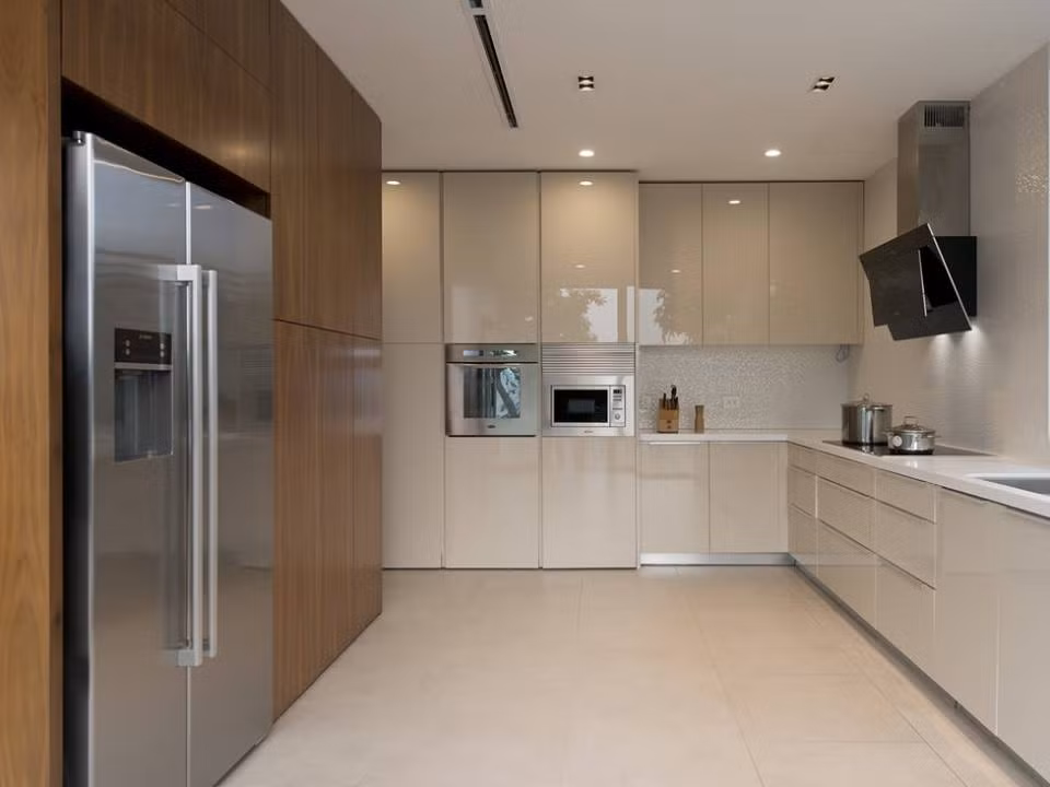 Phòng bếp với sắc trắng chủ đạo.