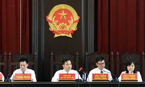 Chiều 30/5, thẩm phán Nghiêm Hoài Anh - Chủ tọa phiên tòa xét xử sơ thẩm vụ án hình sự làm chết 9 bệnh nhân chạy thận nhân tạo tại Bệnh viện đa khoa tỉnh Hòa Bình tuyên bố do tính chất vụ án phức tạp nên nghị án kéo dài và dự kiến tuyên án vào 14h chiều 5/6.