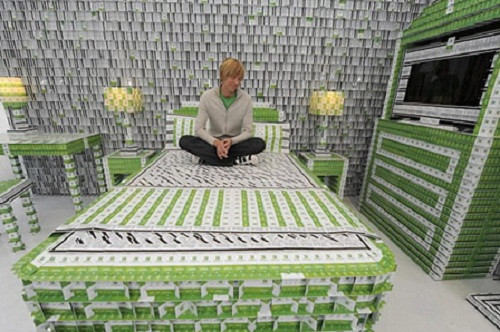 Tất cả mọi thứ trong nhà từ giường ngủ, sàn nhà... cho đến ghế ngồi toilet đều được làm bằng thẻ chìa khóa. Ảnh: Getty.