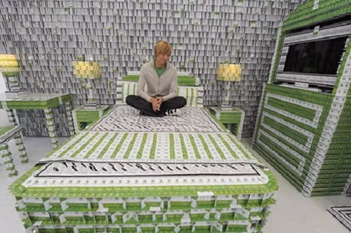 Tất cả mọi thứ trong nhà từ giường ngủ, sàn nhà... cho đến ghế ngồi toilet đều được làm bằng thẻ chìa khóa. Ảnh: Getty.