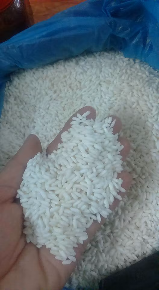 Thị trường Tết năm nay, bên cạnh các loại gạo trong nước, người dân Việt Nam còn chuộng gạo nếp Lào. Ảnh: FB Lala Pham.