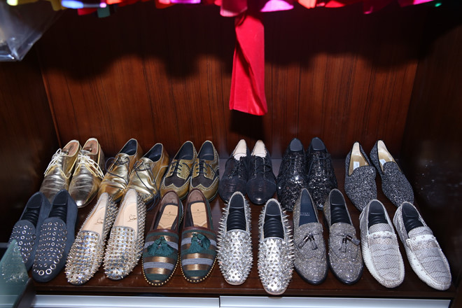Thậm chí, nam ca sĩ có thể mua những đôi giày hàng hiệu độc mà thị trường Việt Nam không bày bán. Ảnh: Zing.