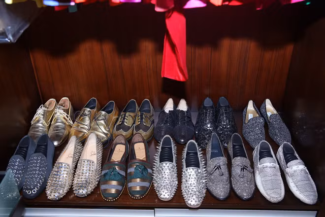 Thậm chí, nam ca sĩ có thể mua những đôi giày hàng hiệu độc mà thị trường Việt Nam không bày bán. Ảnh: Zing.