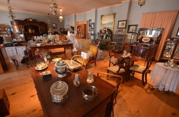 Sàn nhà được ốp gỗ.