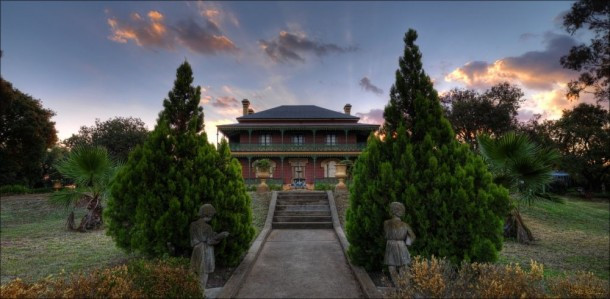 Phía sau căn biệt thự 2 tầng. Nguồn ảnh: House-crazy.