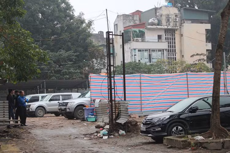 Một dự án chưa triển khai trên phố Lý Thường Kiệt trở thành nơi đỗ xe trong giờ hành chính.