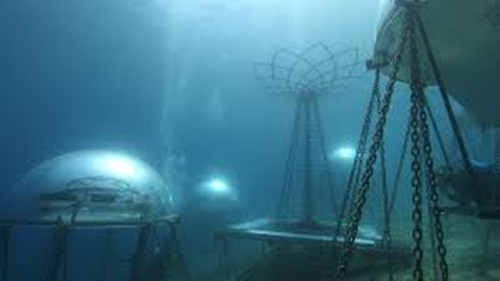 "Cây sinh tồn" kết nối với các quả cầu bằng dây cáp, cung cấp điện năng và kết nối với tháp điều khiển trên bờ. Ảnh: MarketWatch.