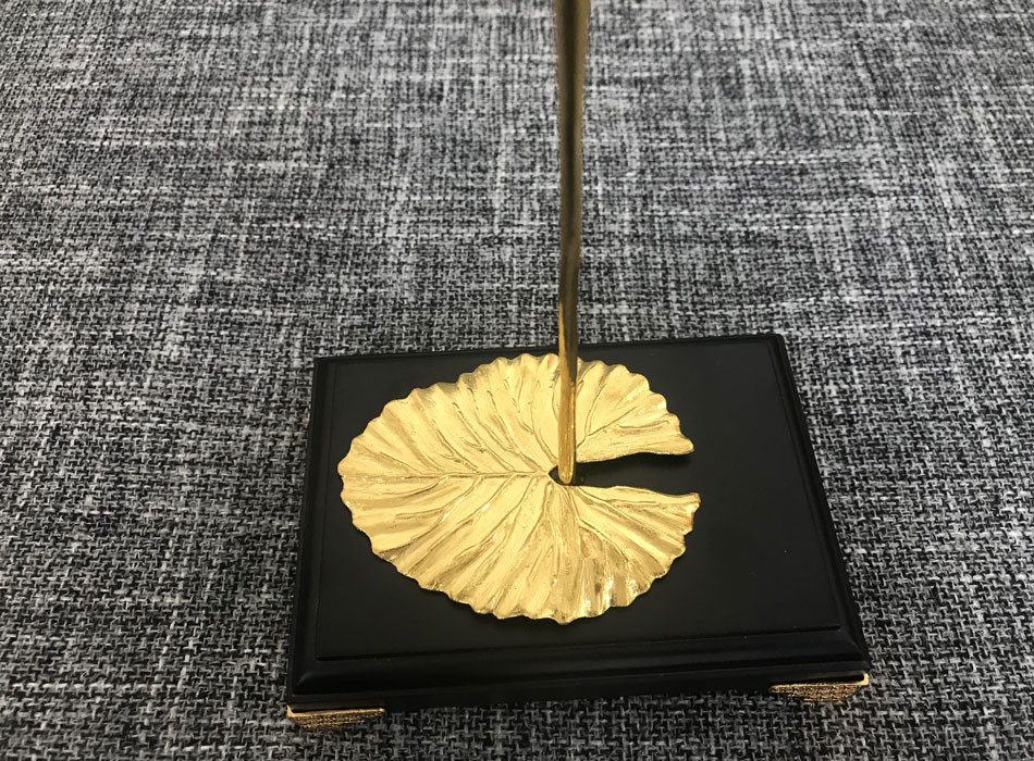 Tổng trọng lượng của bông hoa súng là 5 lượng vàng ròng 9999.