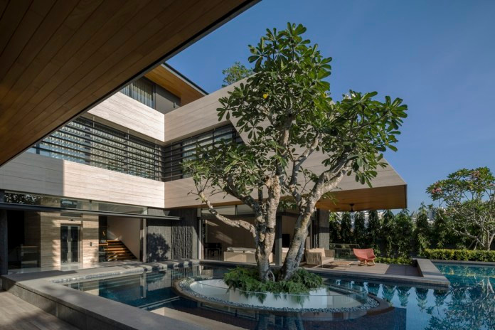 Sân chính là khoảng trống ở giữa với cây lớn trong hồ nước.