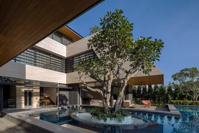 Sân chính là khoảng trống ở giữa với cây lớn trong hồ nước.