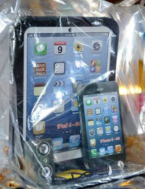Cũng như mọi năm, iPhone và iPad được nhiều gia đình lựa chọn trong lễ cúng rằm tháng 7. Ảnh: Sieuthivangma.