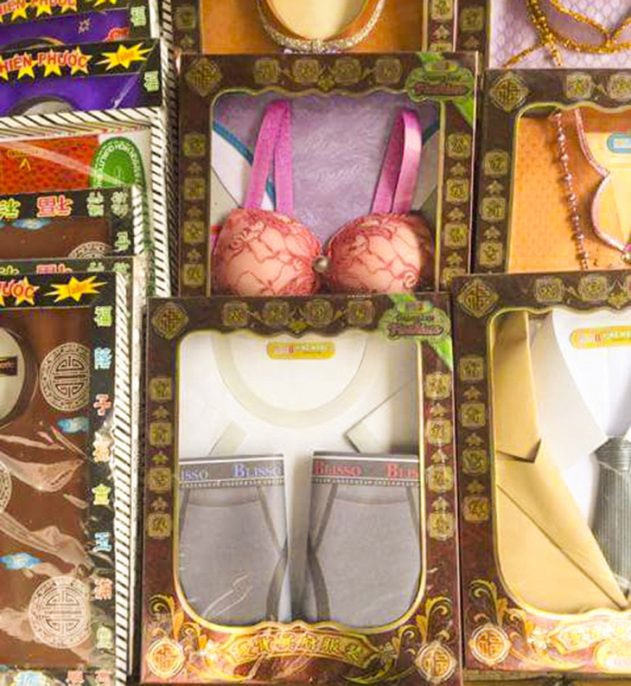 Đặc biệt, hàng mã nội y được nhiều khách hàng quan tâm trong lễ Vua lan báo hiếu năm nay với giá từ 100.000 - 150.000 đồng/bộ. Ảnh: Phunuvietnam.