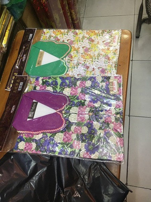 Những bộ pijama bắt mắt không khác đồ thật. Ảnh: Người đưa tin.