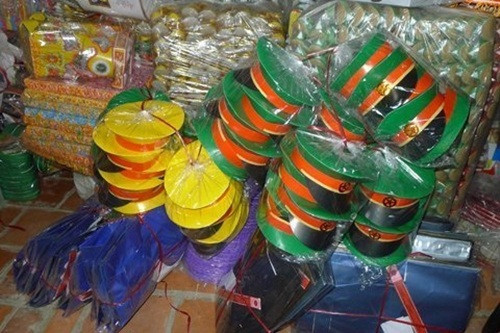 Mũ công an vàng mã cho người cõi âm. Ảnh: Sieuthivangma.