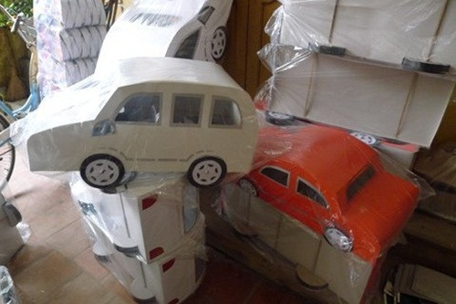 Xe hơi đủ các loại với nhiều màu sắc theo yêu cầu của khách hàng. Ảnh: Sieuthivangma.