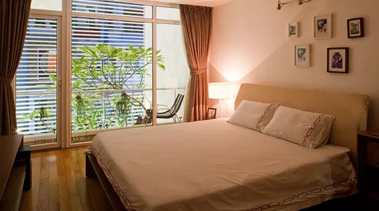 Phòng ngủ được cung cấp ánh sáng tự nhiên đầy đủ, có tầm nhìn hướng ra vườn cây xanh mát.