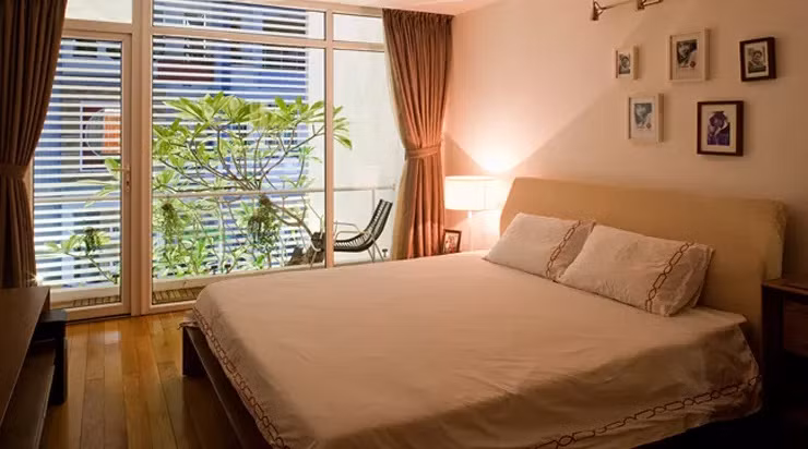 Phòng ngủ được cung cấp ánh sáng tự nhiên đầy đủ, có tầm nhìn hướng ra vườn cây xanh mát.