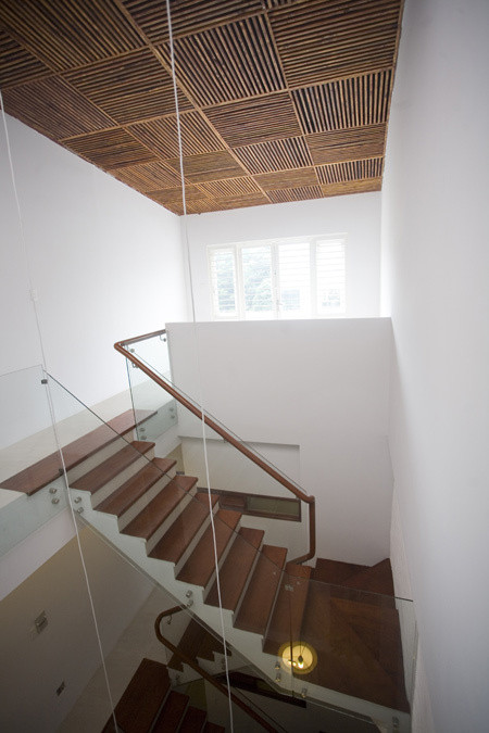 Lan can cầu thang bằng kính cho ánh sáng phân bổ khắp nơi.