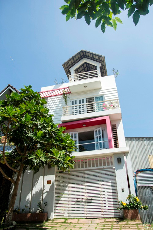 Tọa lạc tại khu dân cư Hiệp Bình Phước (quận Thủ Đức, TP HCM), ngôi nhà ống 2 tầng nổi bật bởi cấu trúc hiện đại, vô cùng thông thoáng.