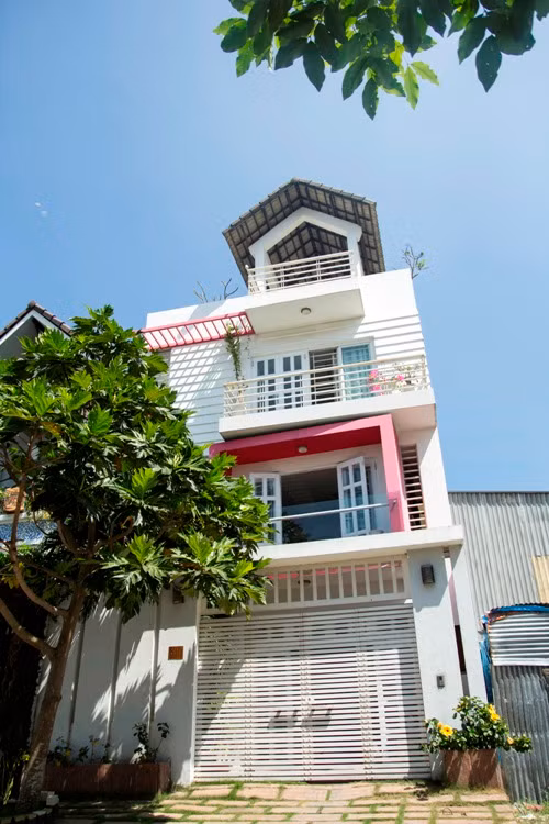 Tọa lạc tại khu dân cư Hiệp Bình Phước (quận Thủ Đức, TP HCM), ngôi nhà ống 2 tầng nổi bật bởi cấu trúc hiện đại, vô cùng thông thoáng.