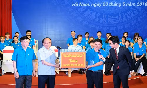 Thủ tướng Nguyễn Xuân Phúc tặng máy tính, động viên công nhân nỗ lực học tập, nâng cao trình độ. Ảnh VGP/Quang Hiếu