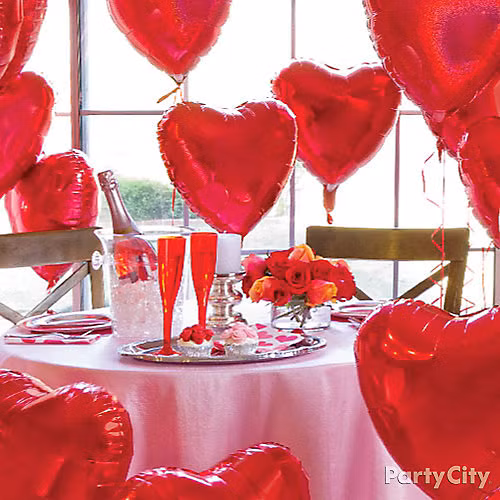 Bóng bay hình trái tim giúp không khí bàn tiệc lung linh hơn.