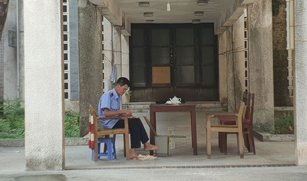 Người bảo vệ được trả 4,5 triệu/tháng để trông coi khu nhà.