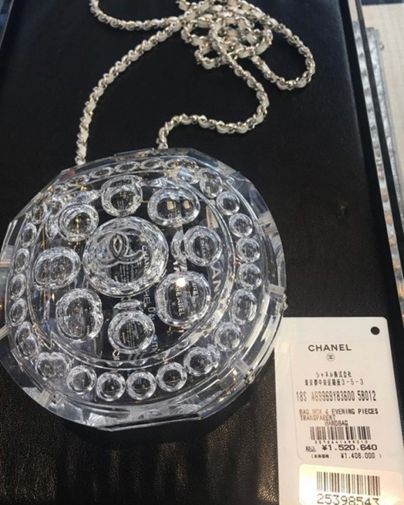 Trong đó, Hoa hậu Mai Phương Thúy mạnh tay bỏ ra đến hơn 1,5 triệu Yên (khoảng 300 triệu đồng) để sắm về một chiếc túi của thương hiệu Chanel.