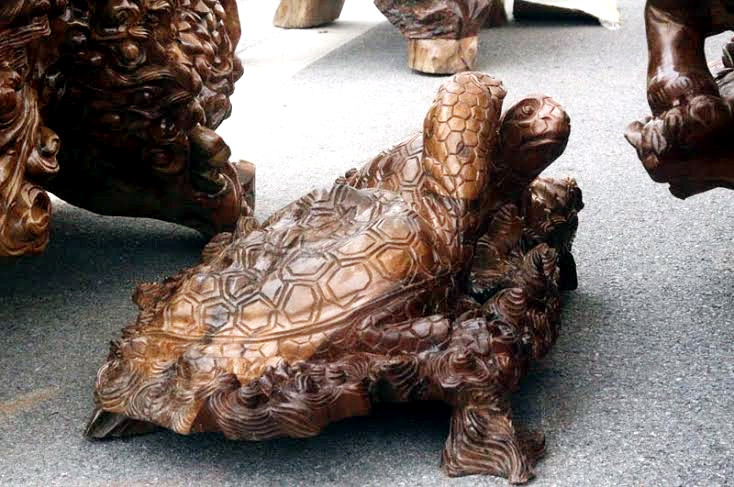 Một chiếc kệ chân trạm trổ hai con rùa với đường nét tinh xảo, là “phụ kiện” đi cùng để các ông chủ kê chân lên khi ngồi trên ghế vua.