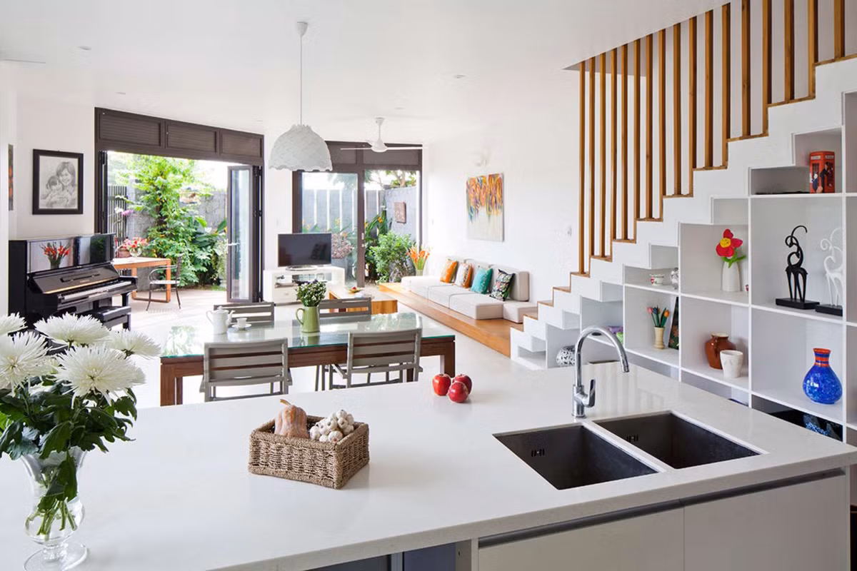 Cầu thang bố trí sát tường nhằm tiết kiệm diện tích.