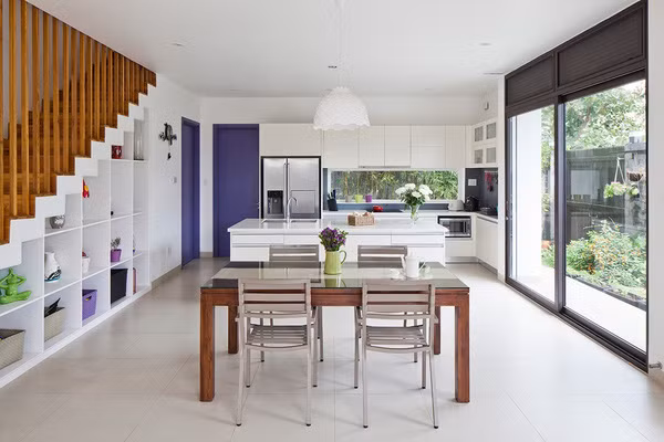 Phòng bếp thoáng sáng nhờ tường kính trong suốt.