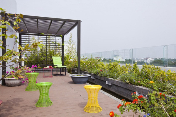 Biệt thự 3 tầng này còn có khoảng sân thượng với cây cối xanh um, tươi tốt. Nguồn ảnh: MM++ Architects.