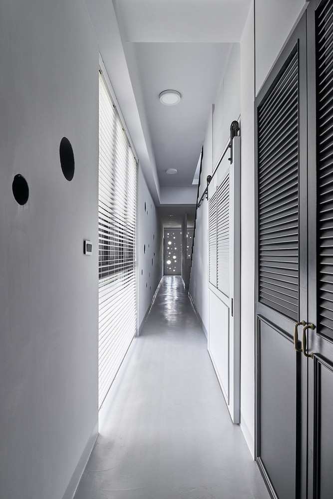 Không gian đơn sắc ấn tượng bên trong ngôi nhà 4 tầng. Nguồn ảnh: Archdaily.