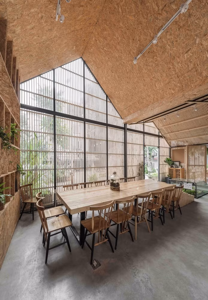 Đúng như tên gọi, quán cà phê Tropical Forest (Rừng nhiệt đới) được thiết kế dựa trên ý tưởng tạo ra một khu rừng nhiệt đới thực sự trong lòng thành phố, cung cấp bầu không khí thoáng mát, xua tan khói bụi.