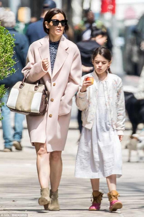 Theo quan sát, con gái Tom Cruise mặc đầm kẻ sọc kết hợp áo khoác họa tiết hoa bên ngoài và đi boots cổ thấp.