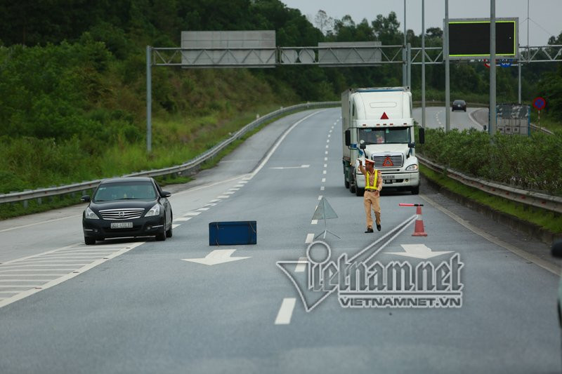 Xe bon no nhu bom: Chot chan ngay dem cao toc HN-Lao Cai-Hinh-8