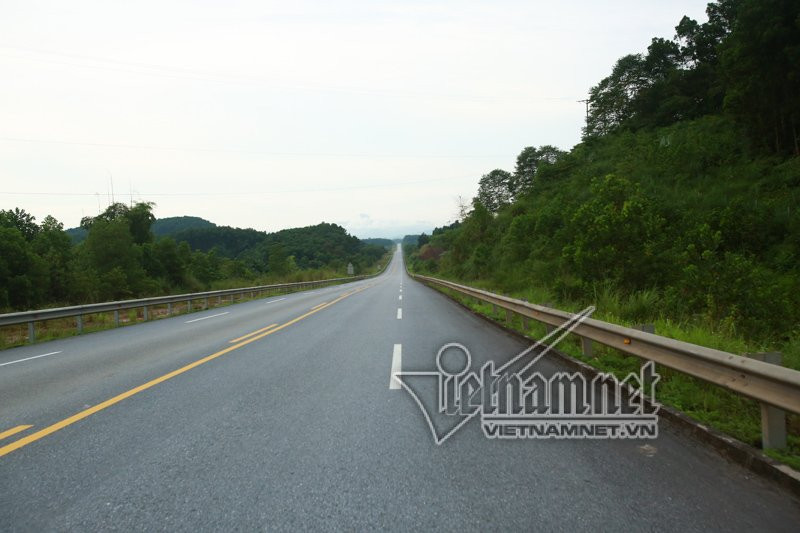 Xe bon no nhu bom: Chot chan ngay dem cao toc HN-Lao Cai-Hinh-3