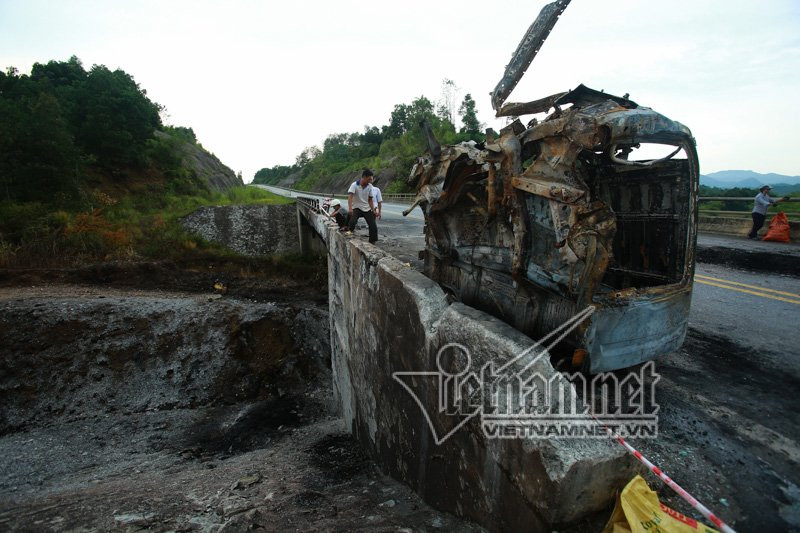 Xe bon no nhu bom: Chot chan ngay dem cao toc HN-Lao Cai-Hinh-9