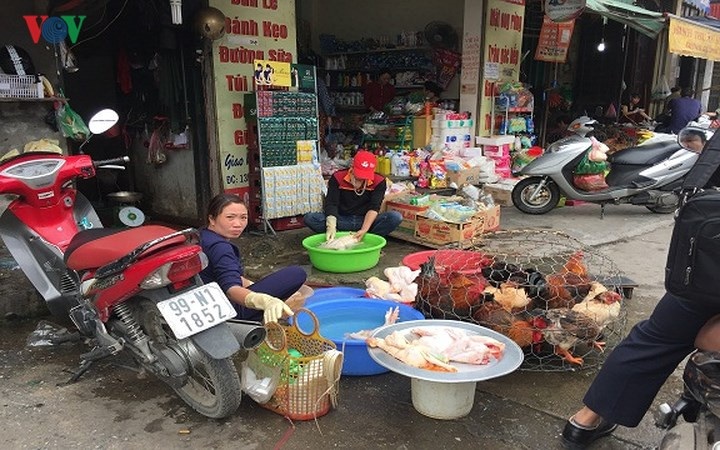 Chị Lan, bán gà tại chợ Hàng Bè (quận Hoàn Kiếm, Hà Nội) cho biết: "Sáng giờ làm gà luôn tay. Hôm nay chủ yếu khách mua gà trống để làm lễ".