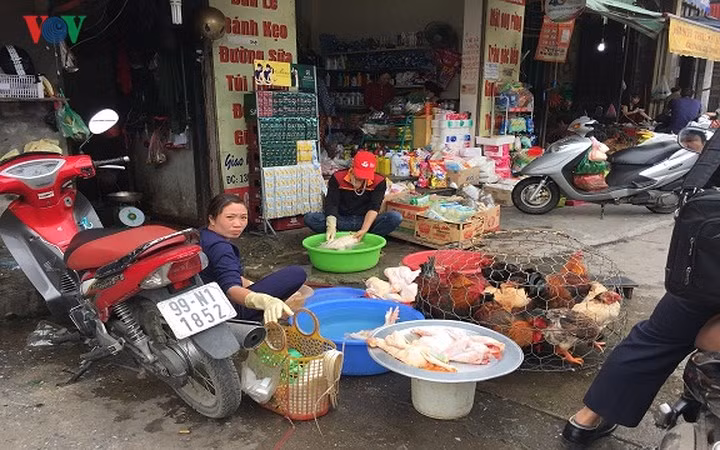 Chị Lan, bán gà tại chợ Hàng Bè (quận Hoàn Kiếm, Hà Nội) cho biết: "Sáng giờ làm gà luôn tay. Hôm nay chủ yếu khách mua gà trống để làm lễ".