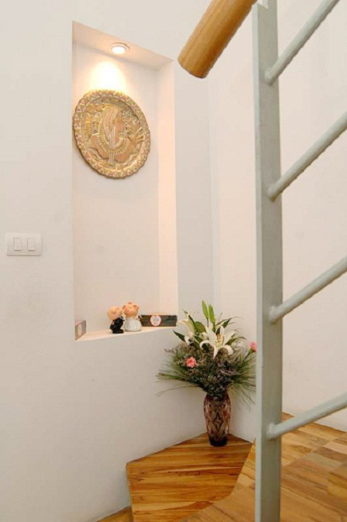 Trang trí nhẹ nhàng ở cầu thang xóa đi sự đơn điệu của bức tường.