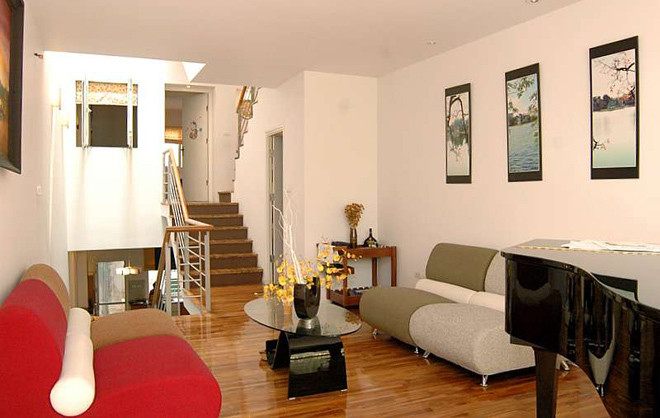 Phòng khách được đưa lên tầng trên vừa rộng rãi, vừa tạo cảm giác thoải mái.