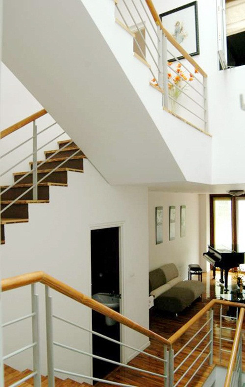 Điểm nổi bật trong ngôi nhà 4 tầng là cầu thang kính.