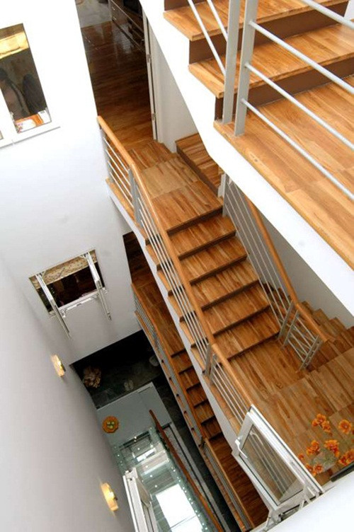 Giếng trời nằm ngay trên khoảng cầu thang kính mang đến hiệu ứng ánh sáng thú vị.