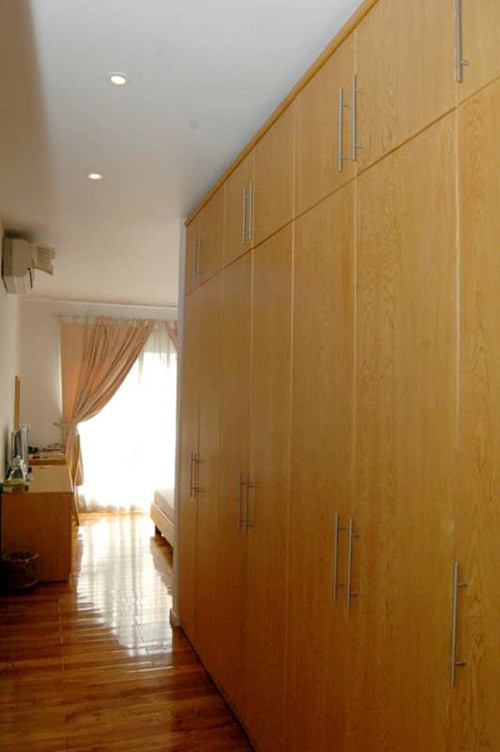 Một tủ âm tường lớn được thiết kế để đáp ứng nhu cầu của gia chủ.