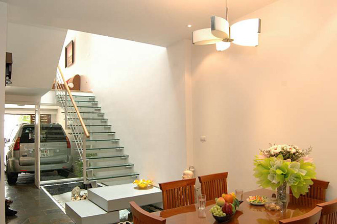 Tầng một là khu vực để xe, phòng ăn và nhà bếp.